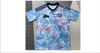 Patterned soccer jersey in light blue with tropical print